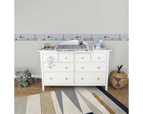 Kinderkamer met commode, speelgoed en vloerkleed