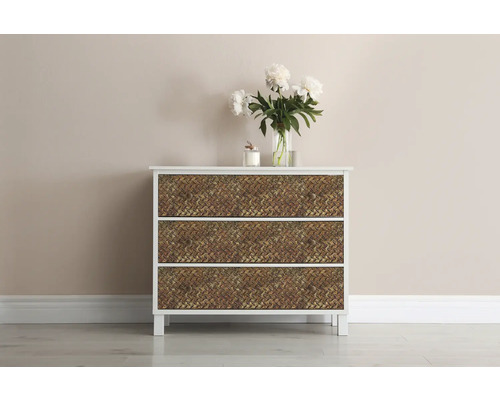 Dressoir met drie gevlochten laden en witte accenten, met decoratie