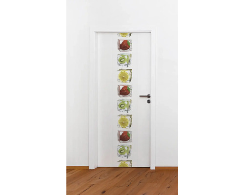 Witte deur met decoratieve folie met fruit in ijsblokjes