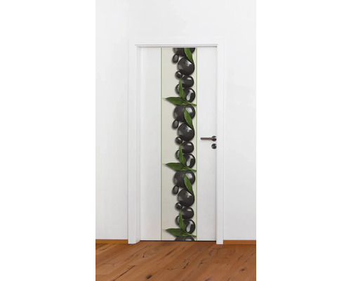 Gedecoreerde deur met stenen en bladeren