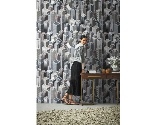 Kamerontwerp met behang met stadsmotief achter een houten tafel