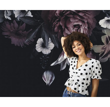 Vrouw voor bloemen fotobehang