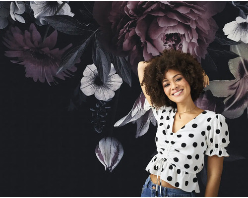 Vrouw voor bloemen fotobehang