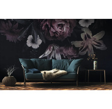 Decoratieve woonkamer met bloemen fotobehang, bank, bijzettafel en houten vloer