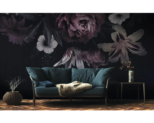 Decoratieve woonkamer met bloemen fotobehang, bank, bijzettafel en houten vloer