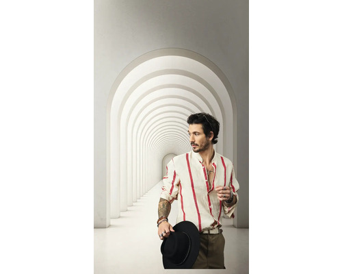 Man met hoed in moderne arcadegang