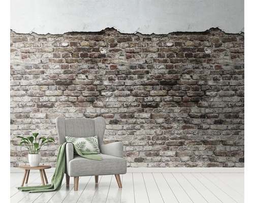 Woonkamer met bakstenen muur, fauteuil en bijzettafel