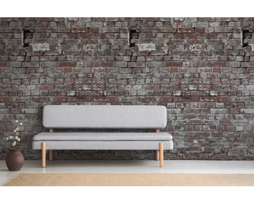 Bank voor een bakstenen muur met decoraties