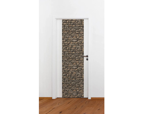 Witte deur met steenbehangdesign