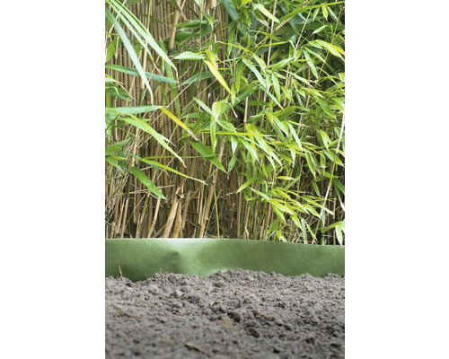 Bamboehaag met worteldoek en aarde in de tuin
