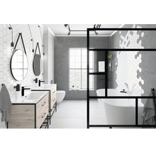 Moderne badkamer met bad, wastafels, spiegels en grijze accenten