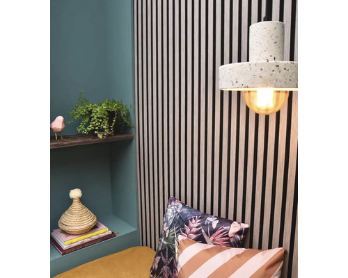 Decoratief interieur met wandpanelen, hanglamp, kussens en decoraties