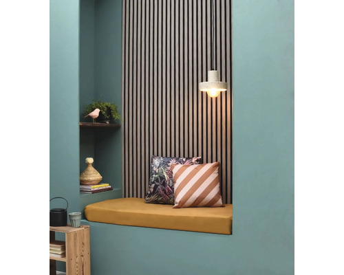 Ingebouwde ruimte met zitkussen, kussens, hanglamp en houten lamellenwand