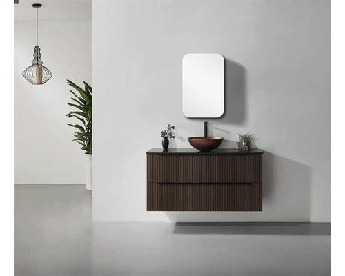 Moderne badkamer met wastafelonderkast, opzetwastafel en spiegel