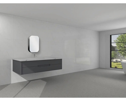 Moderne badkamer met grijze wastafelonderkast, wastafel, spiegel en raam