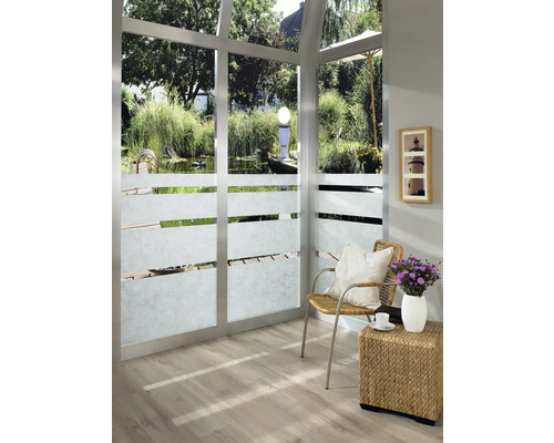 Interieur met raamfolie, stoel en bijzettafel met bloemenvaas