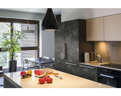 Lichte keuken met kookeiland, eettafel en kamerplant