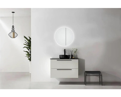 Badkamer met wastafelonderkast, ronde spiegel met verlichting en kruk