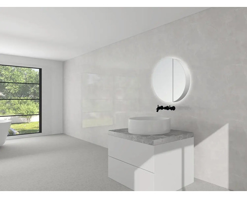 Lichte badkamer met ronde spiegel, wastafel en raam