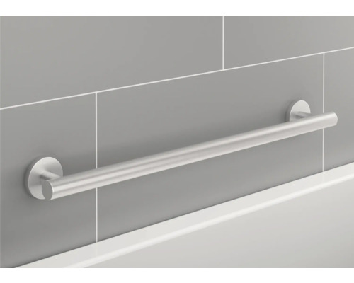 Roestvrijstalen handgreep aan betegelde muur