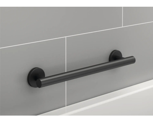 Zwarte handgreep aan grijze wand in de badkamer.