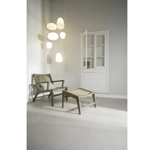 Licht interieur met stoel, voetenbank, hanglamp en witte kast