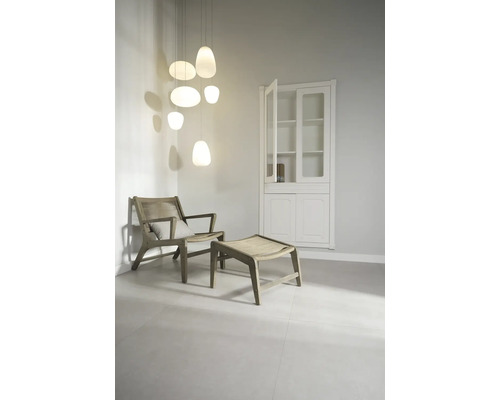 Licht interieur met stoel, voetenbank, hanglamp en witte kast