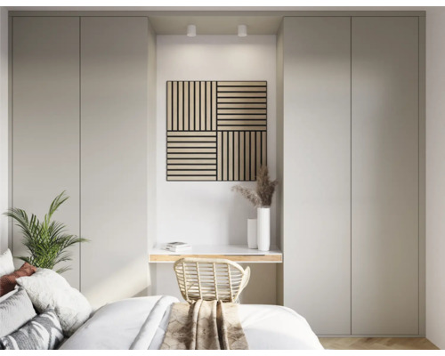 Slaapkamer met tweepersoonsbed, inbouwkast, bureau en decoratie