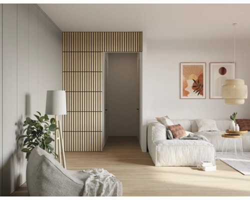 Woonkamer met bank, schilderijen en houten lamellenwand