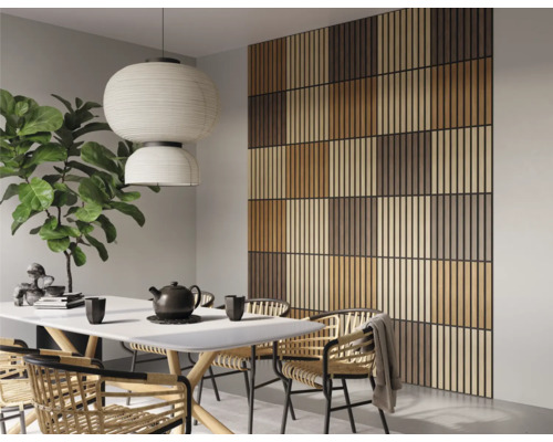 Eetkamer met eettafel, stoelen, kamerplant, hanglamp en wandpanelen