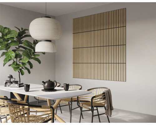 Eetkamer met eettafel, stoelen, lamp en wandpanelen