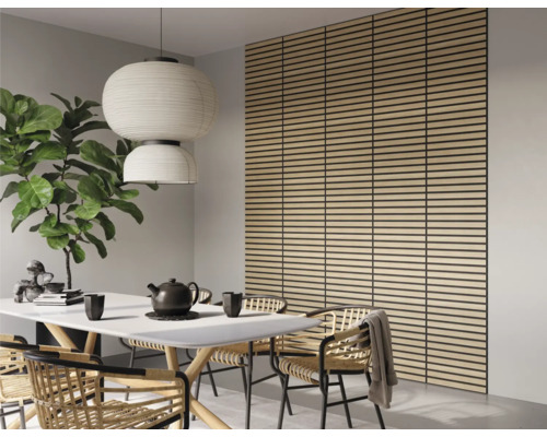 Moderne eetkamer met eettafel, stoelen, papieren lamp en wandpanelen