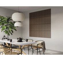 Eetkamer met eettafel, stoelen, hanglamp, kamerplant en wandpanelen