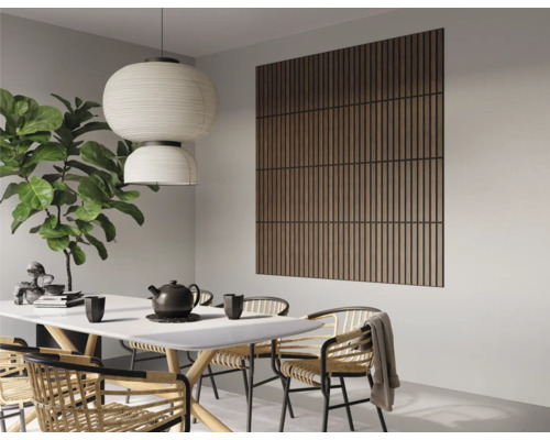 Eetkamer met eettafel, stoelen, hanglamp, kamerplant en wandpanelen