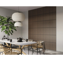 Eetkamer met houten wandpanelen, eettafel en hanglamp