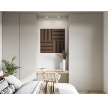 Slaapkamer met inbouwkast, bureau en decoratie