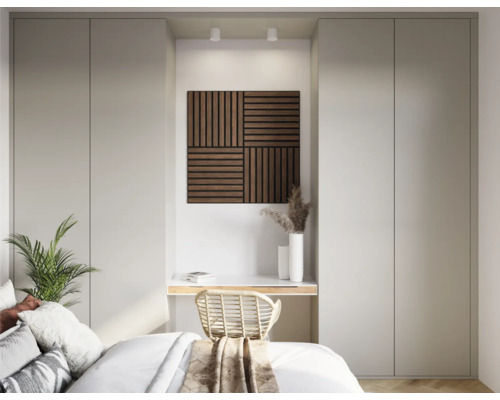 Slaapkamer met inbouwkast, bureau en decoratie
