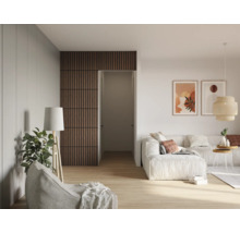 Woonkamer met bank, lamp, wandpanelen en decoratie