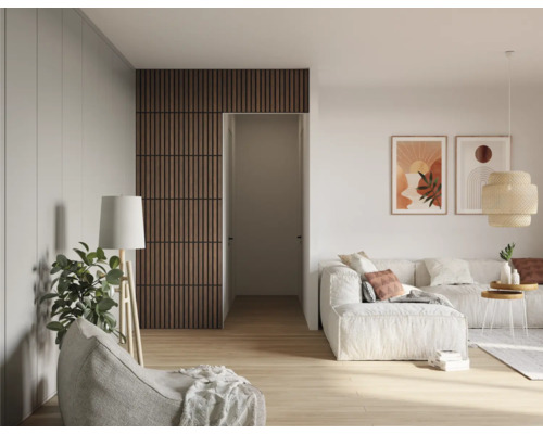 Woonkamer met bank, lamp, wandpanelen en decoratie