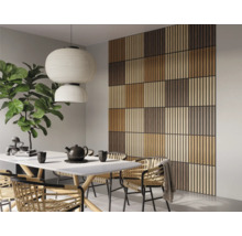 Eetkamer met eettafel, stoelen en houten lambrisering