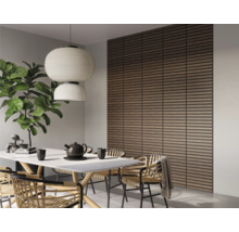 Eetkamer met eettafel, stoelen, hanglamp en wandpanelen