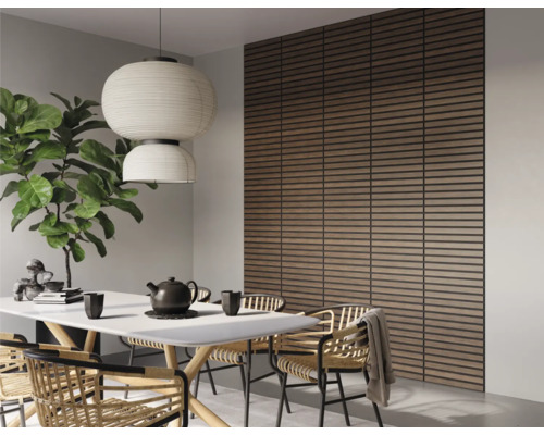 Eetkamer met eettafel, stoelen, hanglamp en wandpanelen