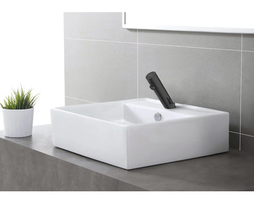 Rechthoekige opzetwastafel met kraan in een moderne badkamer.