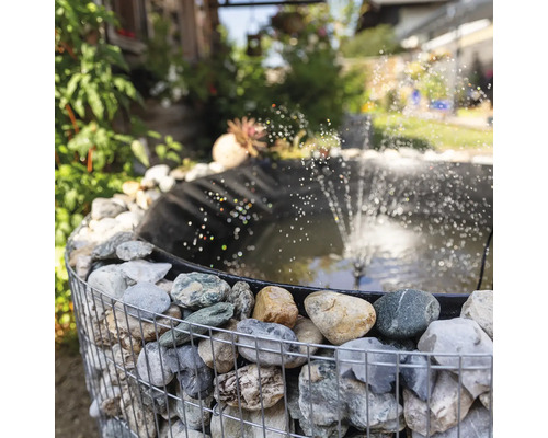 Tuinvijver met schanskorfomranding en fontein