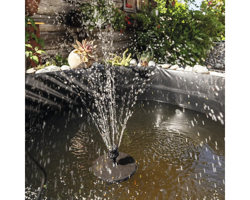 Zonne-vijverpomp in de tuinvijver met watersproeifunctie