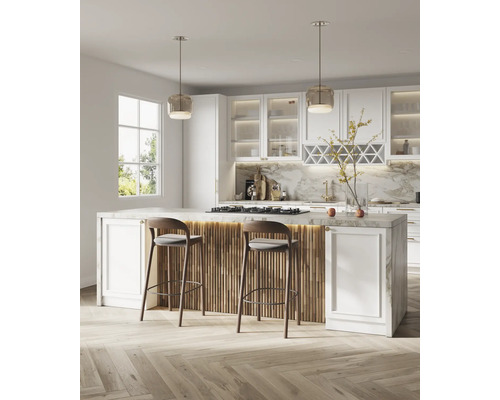 Moderne keuken met kookeiland, barkrukken en hanglampen