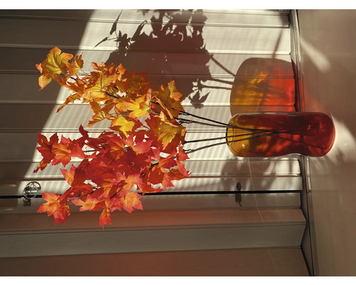 Decoratieve herfstbladeren in vaas