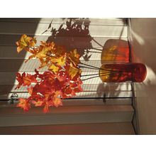 Decoratieve herfstbladeren in glazen vaas