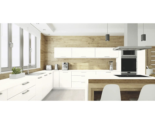 Lichte keuken met witte kasten, werkbladen en houten elementen