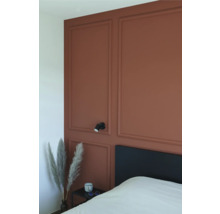 Slaapkamer met wandpanelen, bed, nachtkastje en wandlamp